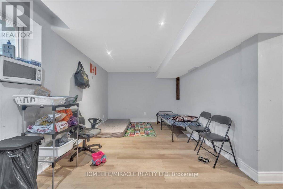 Photo 38 of 4 Peppertree Crescent, Brampton ON