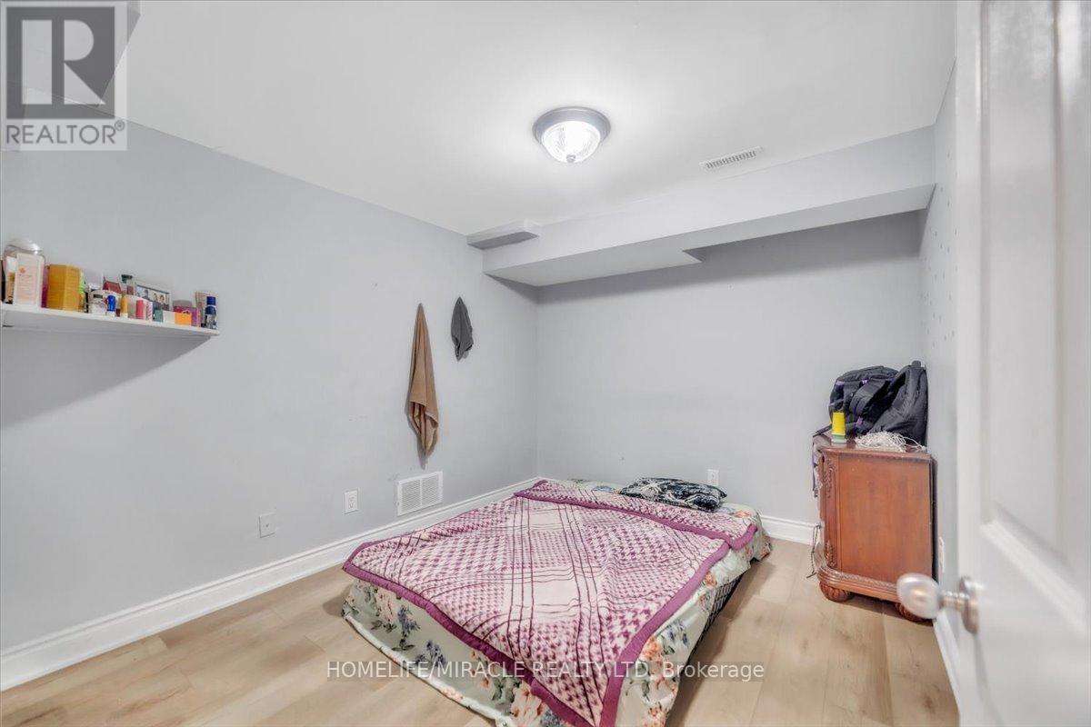 Photo 40 of 4 Peppertree Crescent, Brampton ON