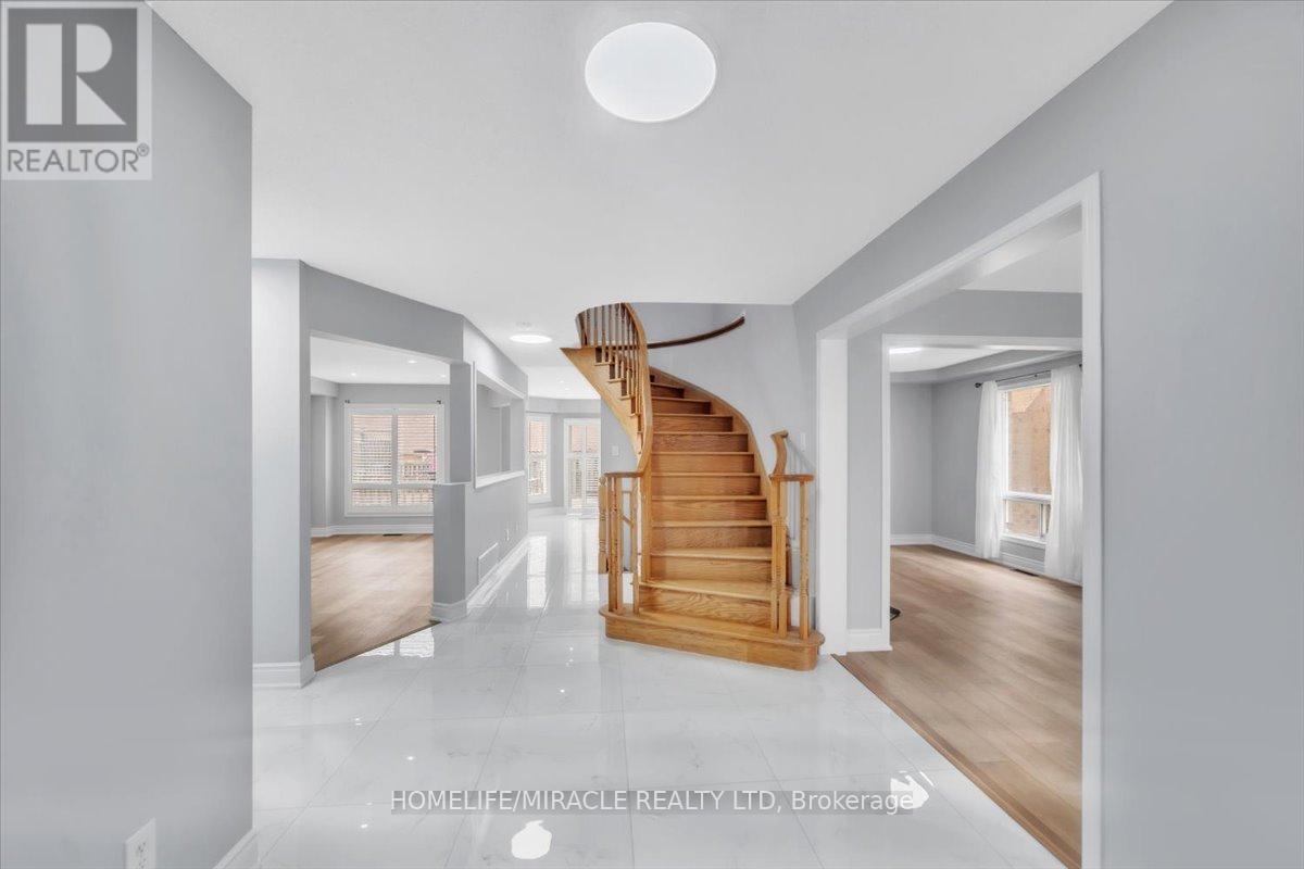 Photo 5 of 4 Peppertree Crescent, Brampton ON