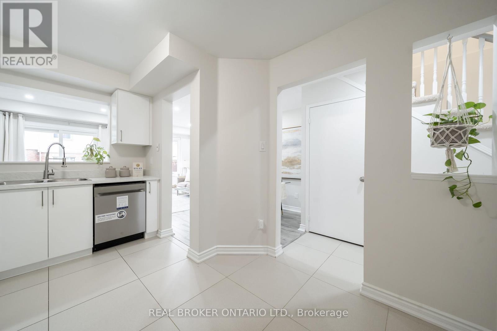 Photo 13 of 36 5255 Guildwood Way, Mississauga ON