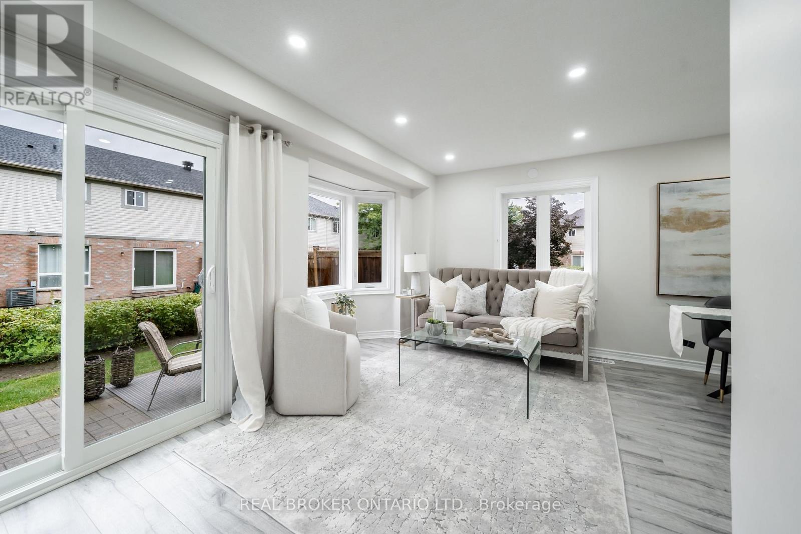 Photo 7 of 36 5255 Guildwood Way, Mississauga ON