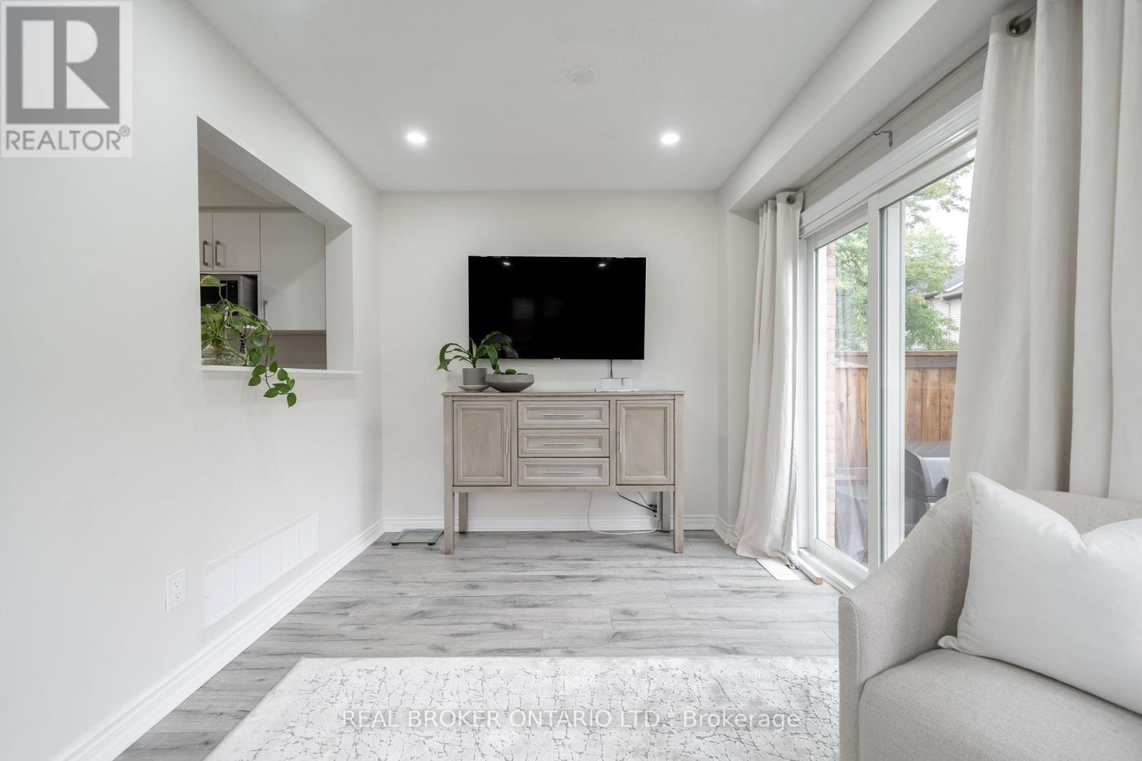 Photo 9 of 36 5255 Guildwood Way, Mississauga ON