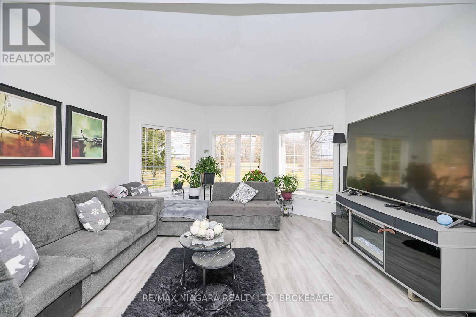 Photo 10 of 637 Carl Road, Welland ON