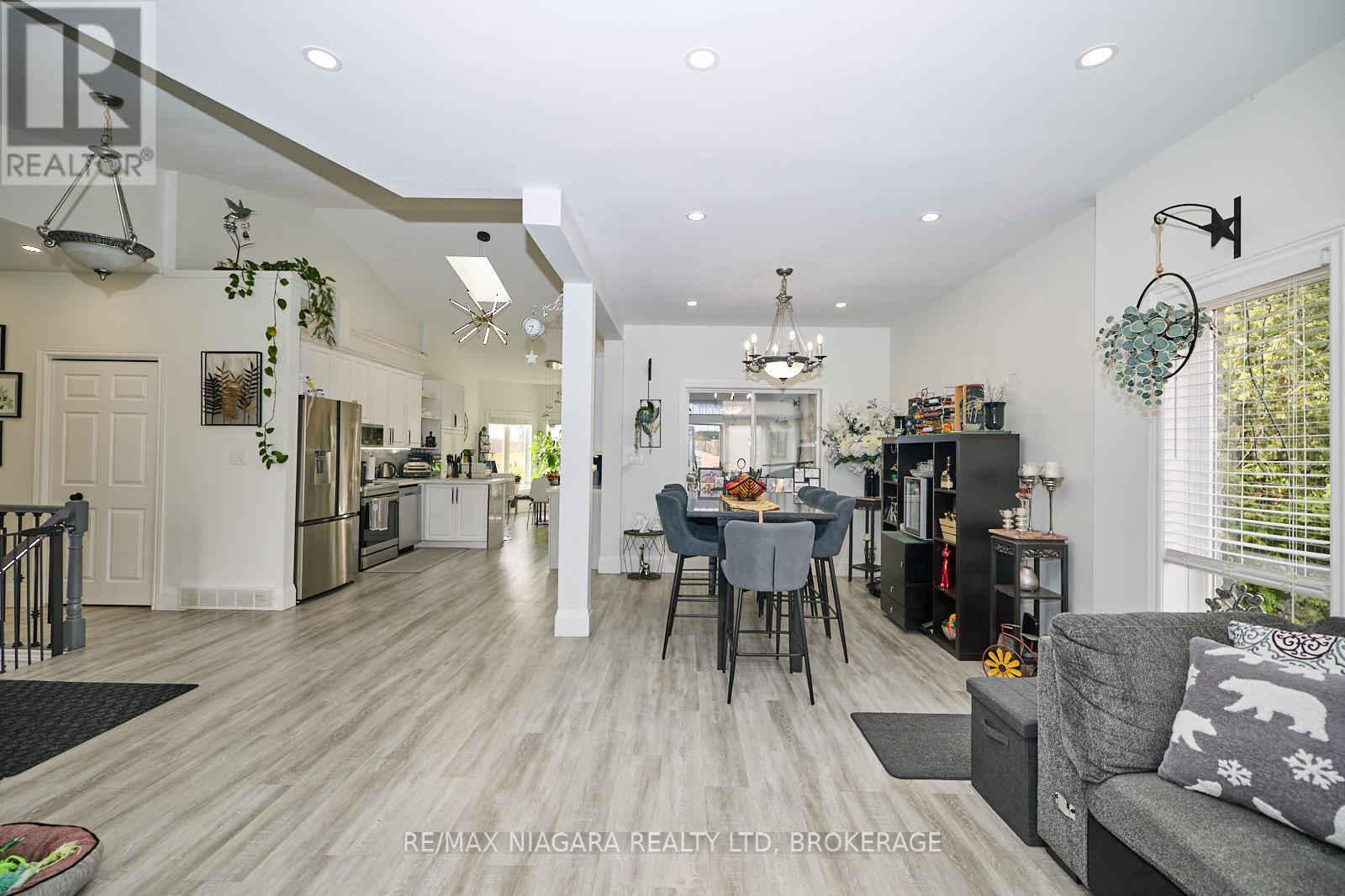 Photo 12 of 637 Carl Road, Welland ON