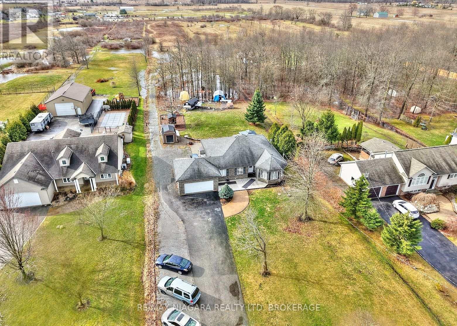 Photo 2 of 637 Carl Road, Welland ON