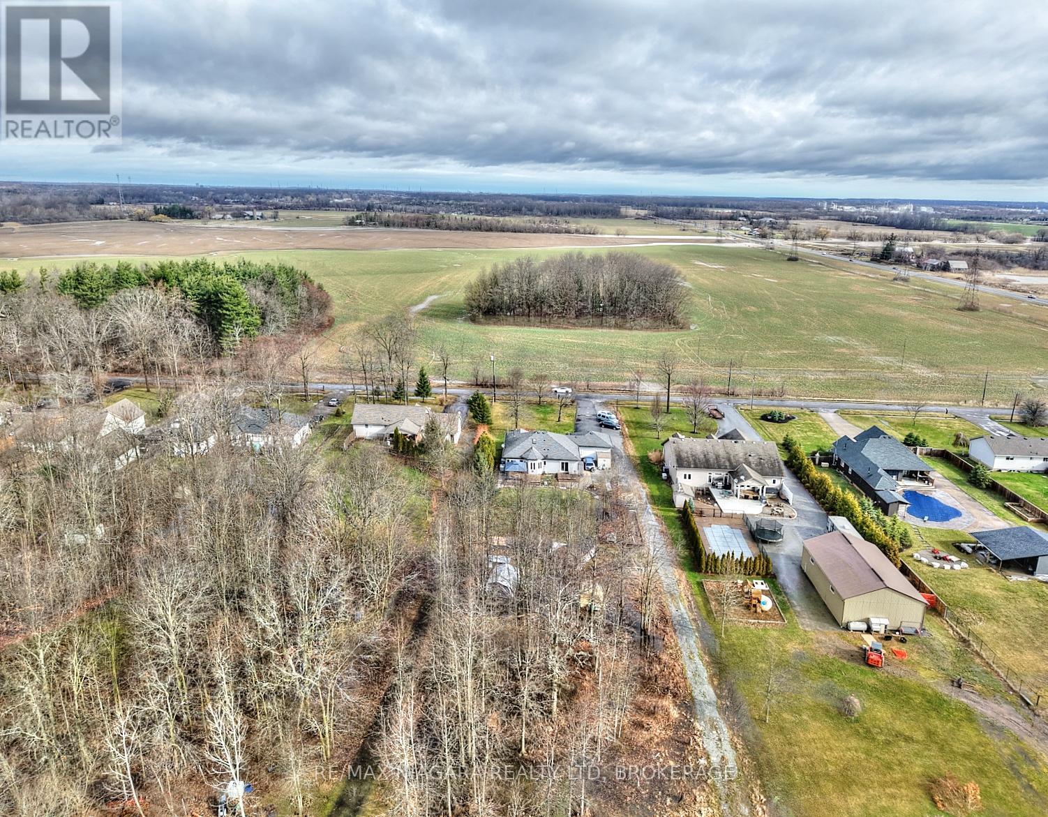 Photo 3 of 637 Carl Road, Welland ON