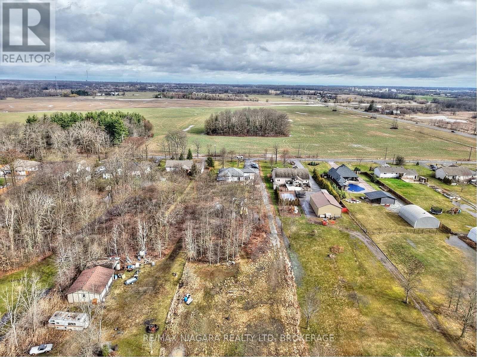 Photo 4 of 637 Carl Road, Welland ON
