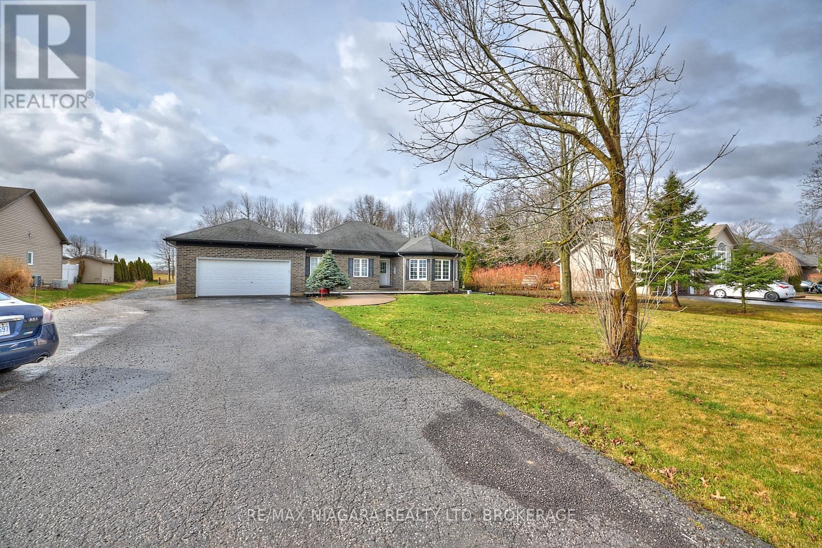 Photo 5 of 637 Carl Road, Welland ON