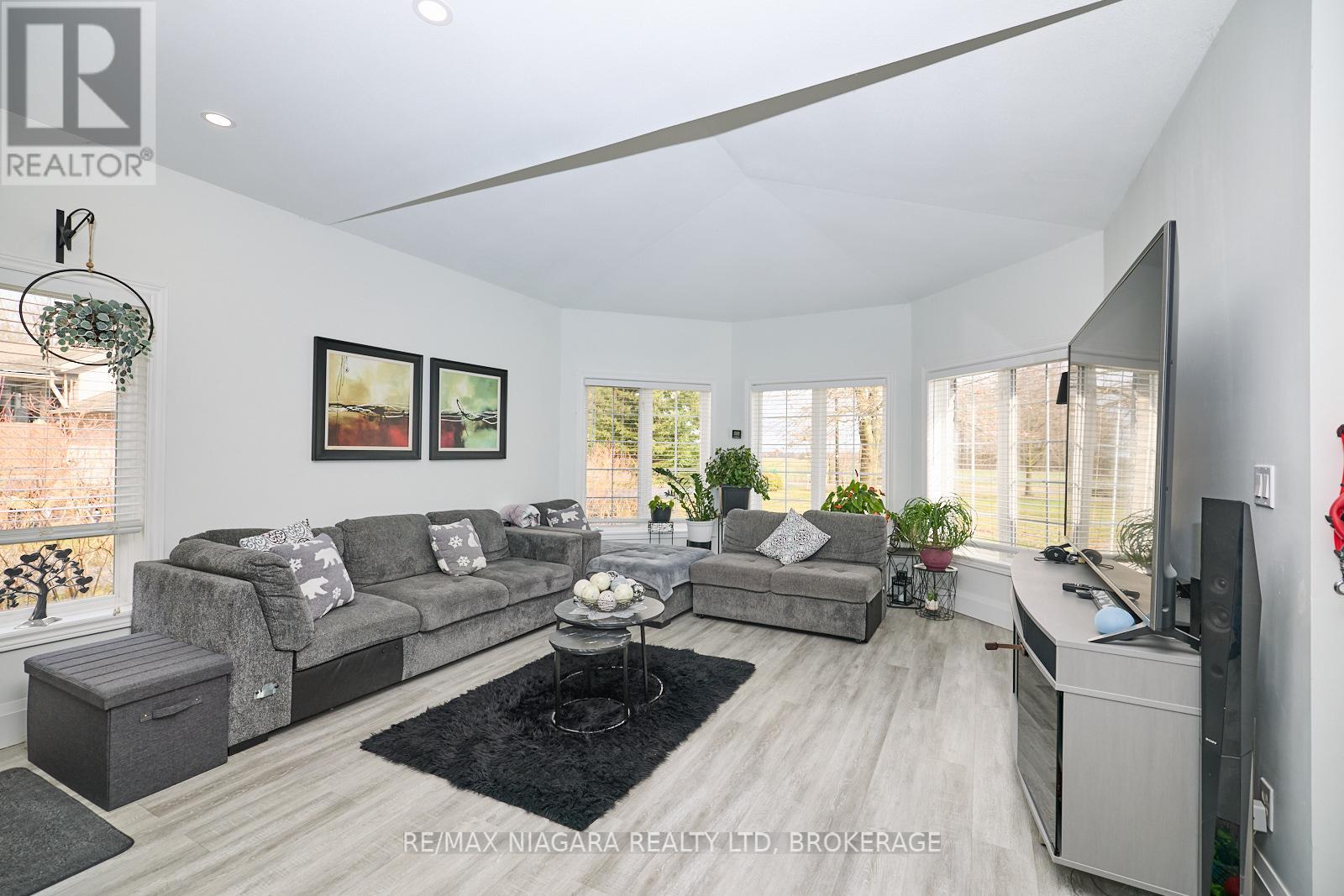 Photo 9 of 637 Carl Road, Welland ON