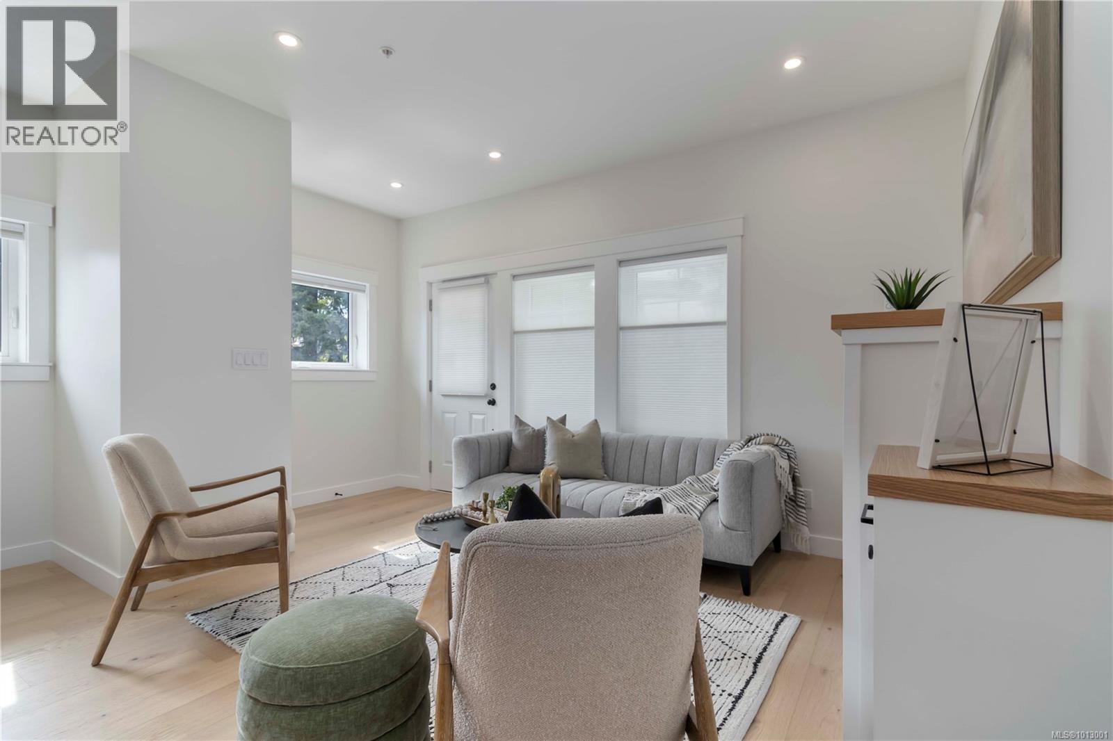 Photo 2 of 6 633 Belton Ave, Victoria BC