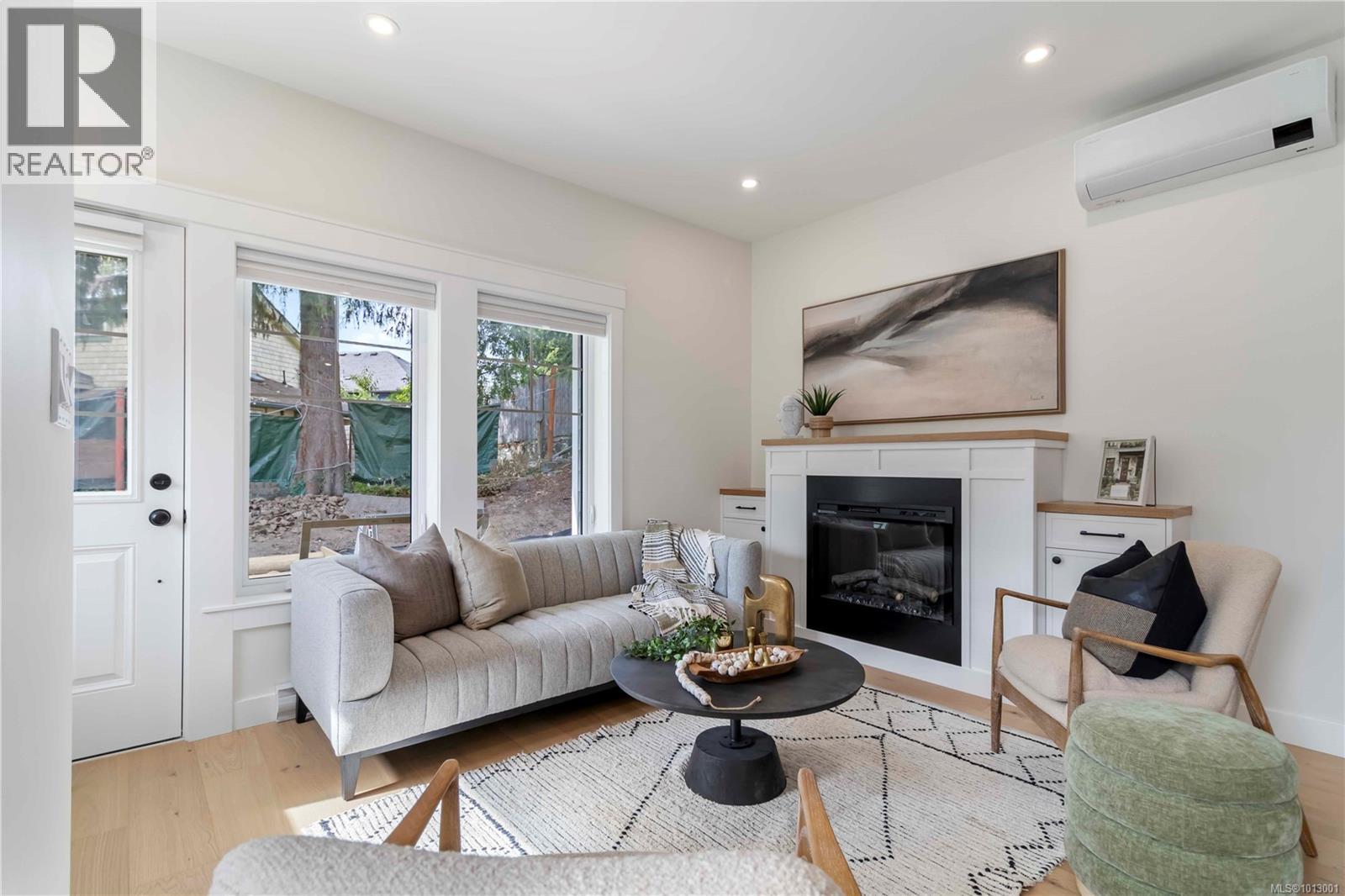 Photo 4 of 6 633 Belton Ave, Victoria BC
