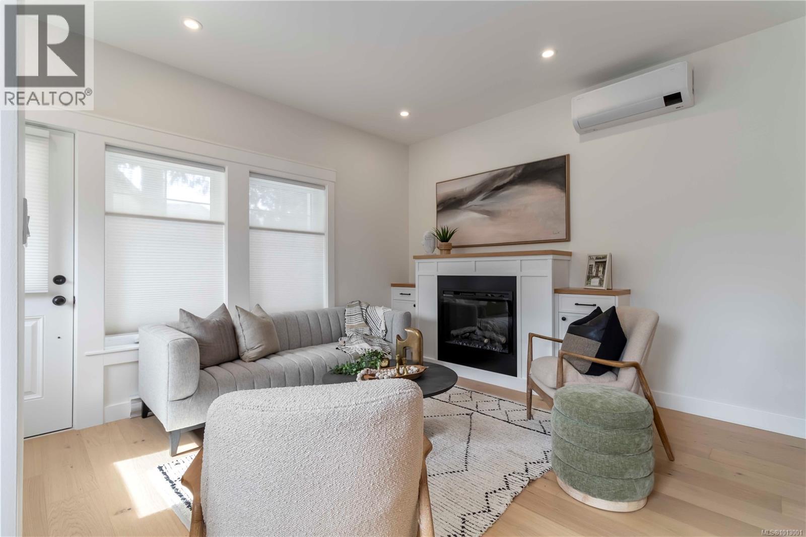 Photo 5 of 6 633 Belton Ave, Victoria BC