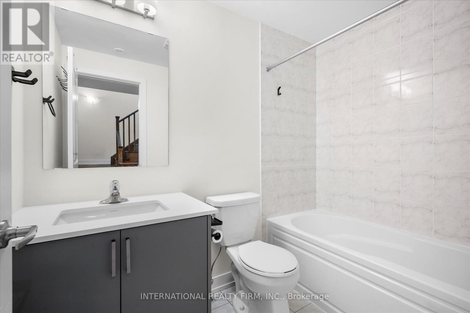 Photo 16 of 41 Ingersoll Lane, Richmond Hill ON