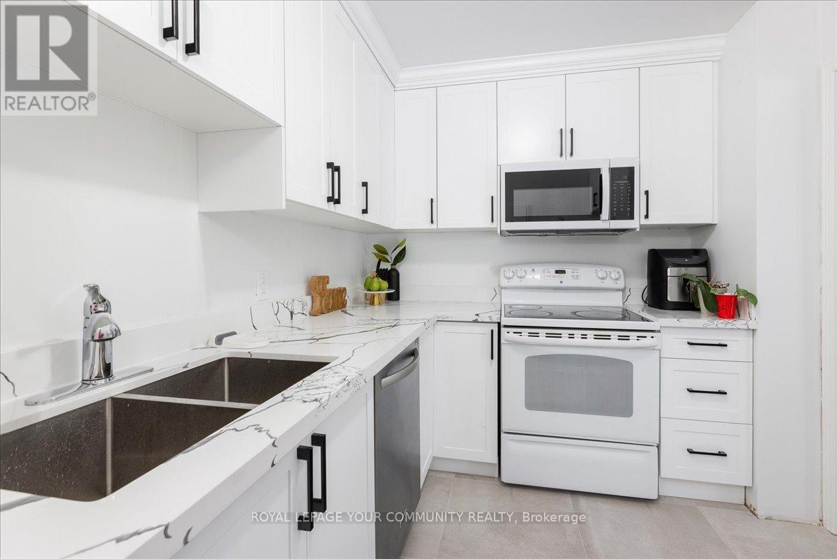 Photo 12 of 33 Biscayne Boulevard, Georgina ON