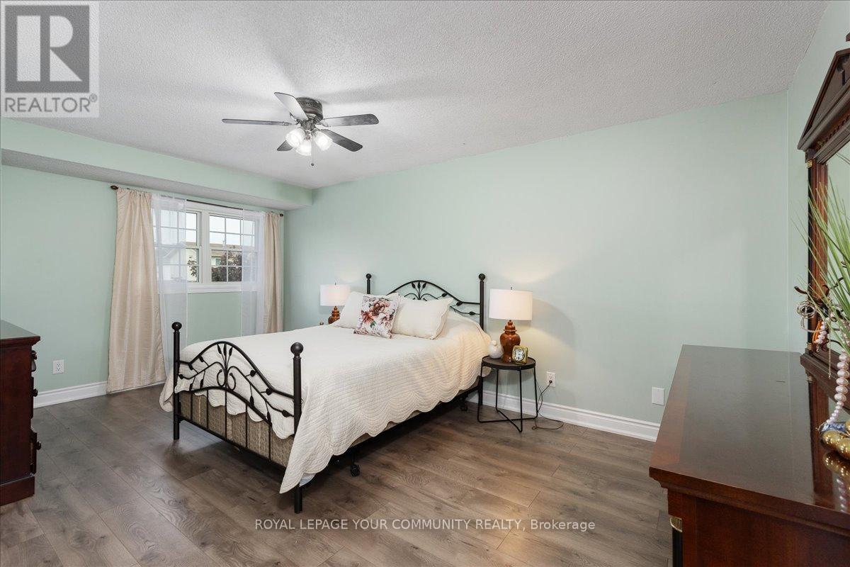 Photo 13 of 33 Biscayne Boulevard, Georgina ON