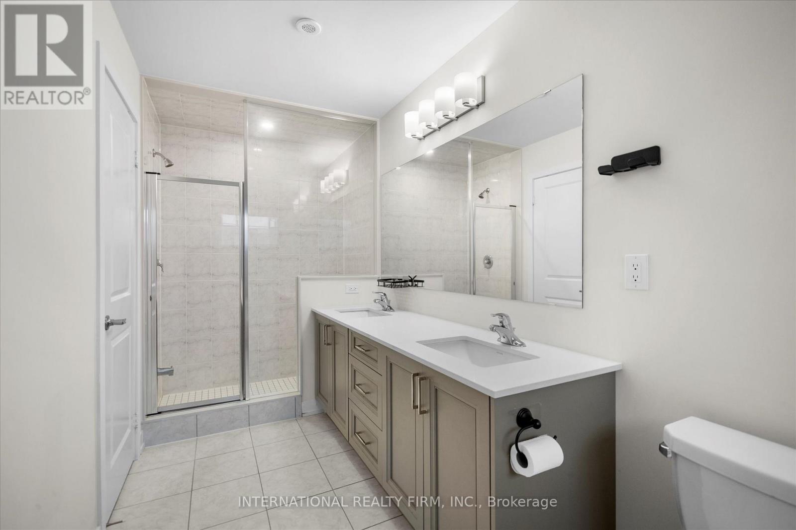 Photo 21 of 41 Ingersoll Lane, Richmond Hill ON