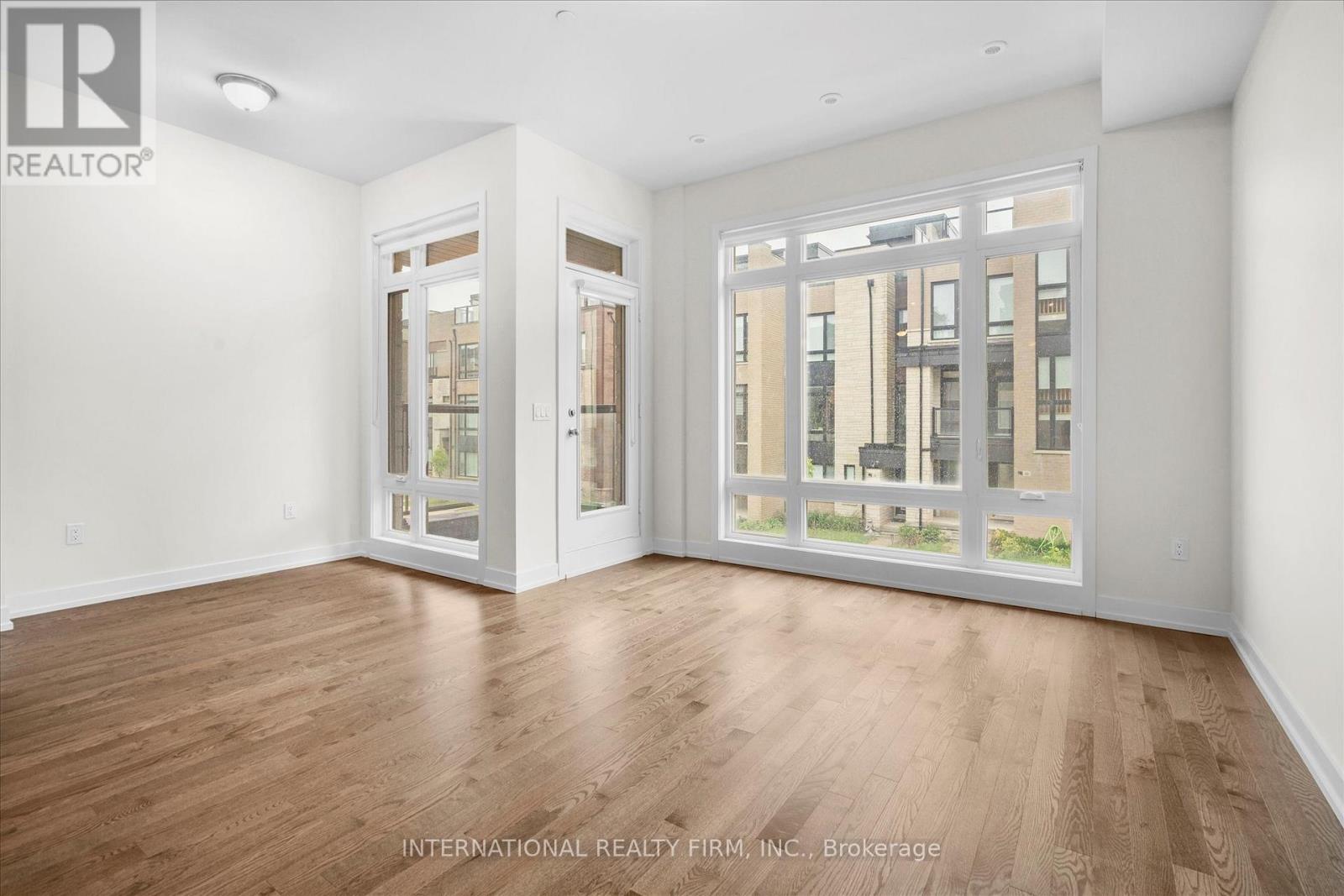 Photo 9 of 41 Ingersoll Lane, Richmond Hill ON