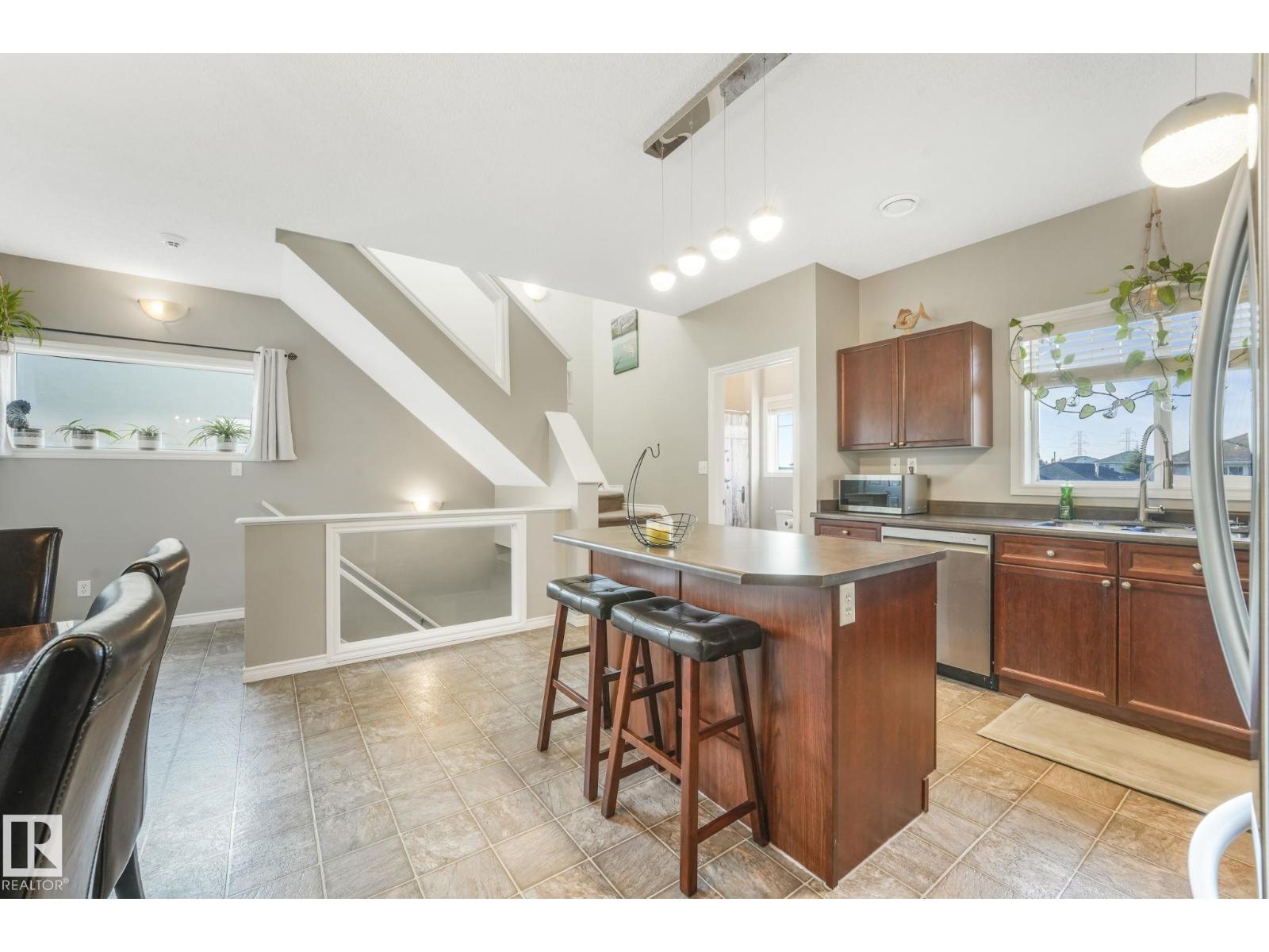 Photo 9 of 117 3010 33 Av Nw, Edmonton AB