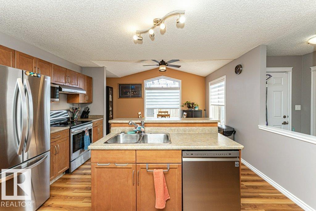 Photo 5 of 140 Westwood Ln, Fort Saskatchewan AB