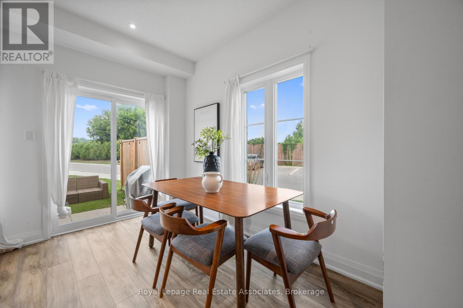 Photo 11 of 26 Steele Crescent, Guelph ON