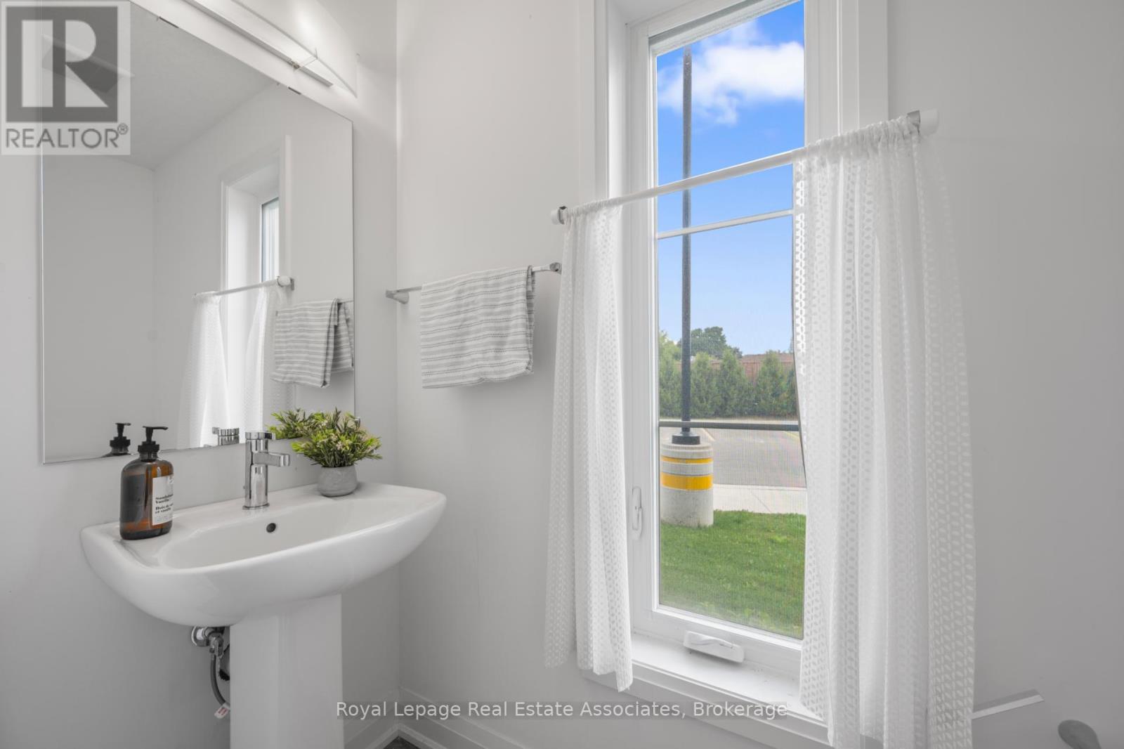 Photo 14 of 26 Steele Crescent, Guelph ON