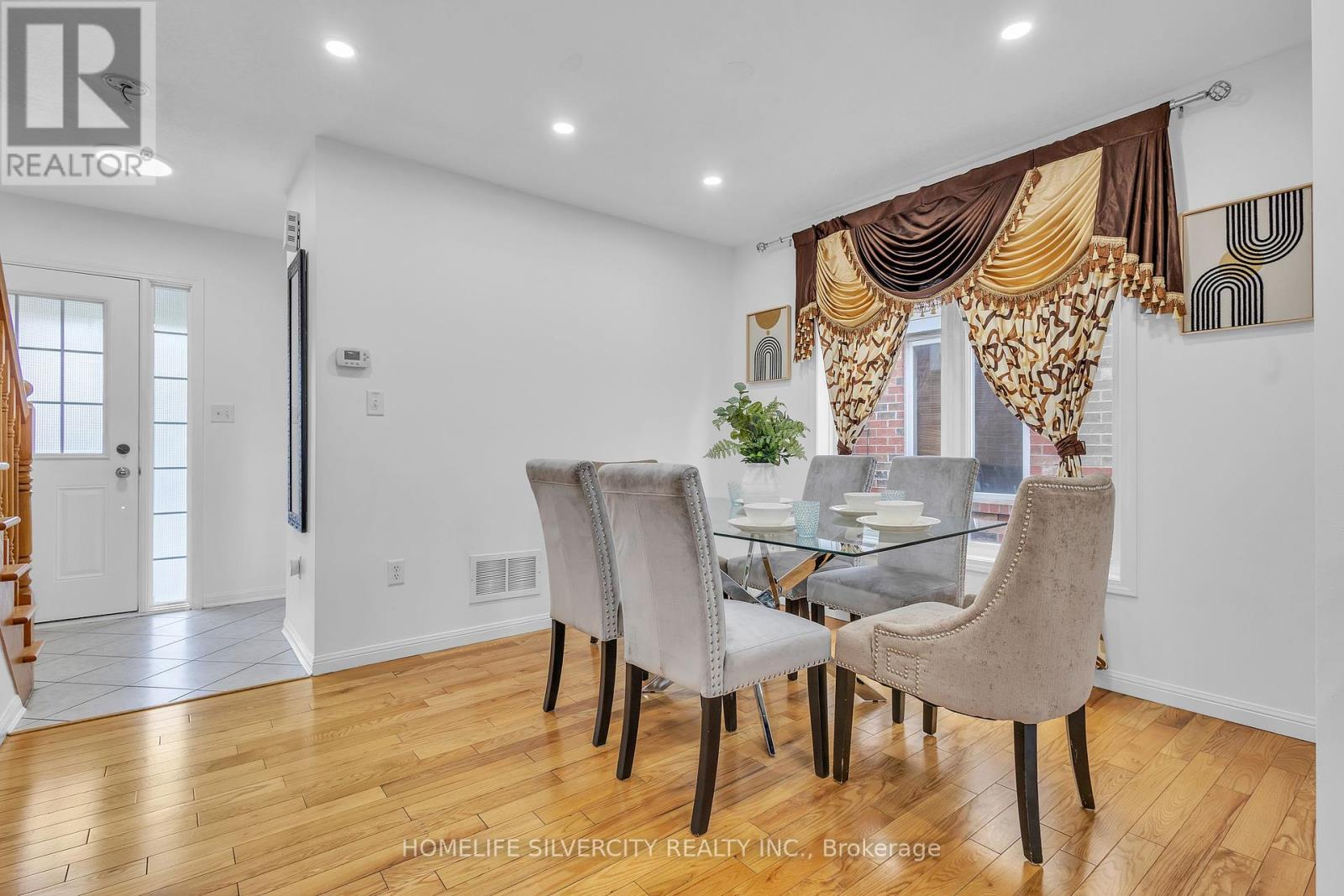 Photo 10 of 28 Silverthorne Drive, Cambridge ON
