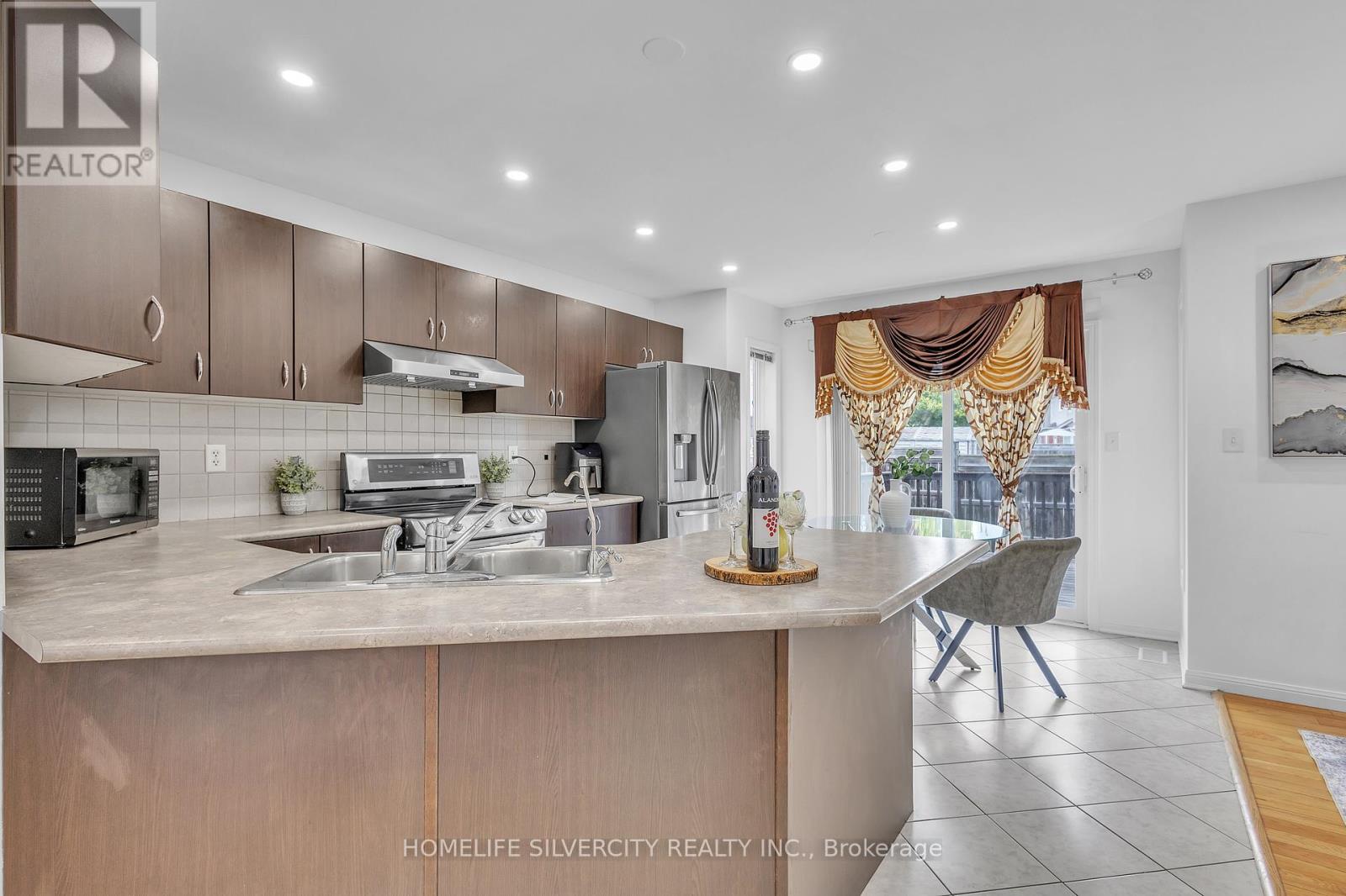 Photo 12 of 28 Silverthorne Drive, Cambridge ON