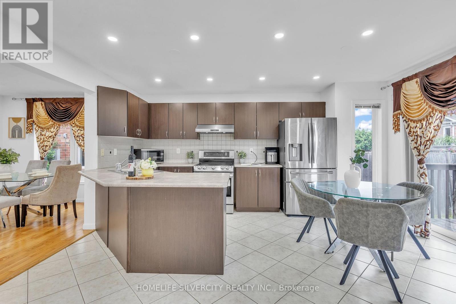 Photo 13 of 28 Silverthorne Drive, Cambridge ON
