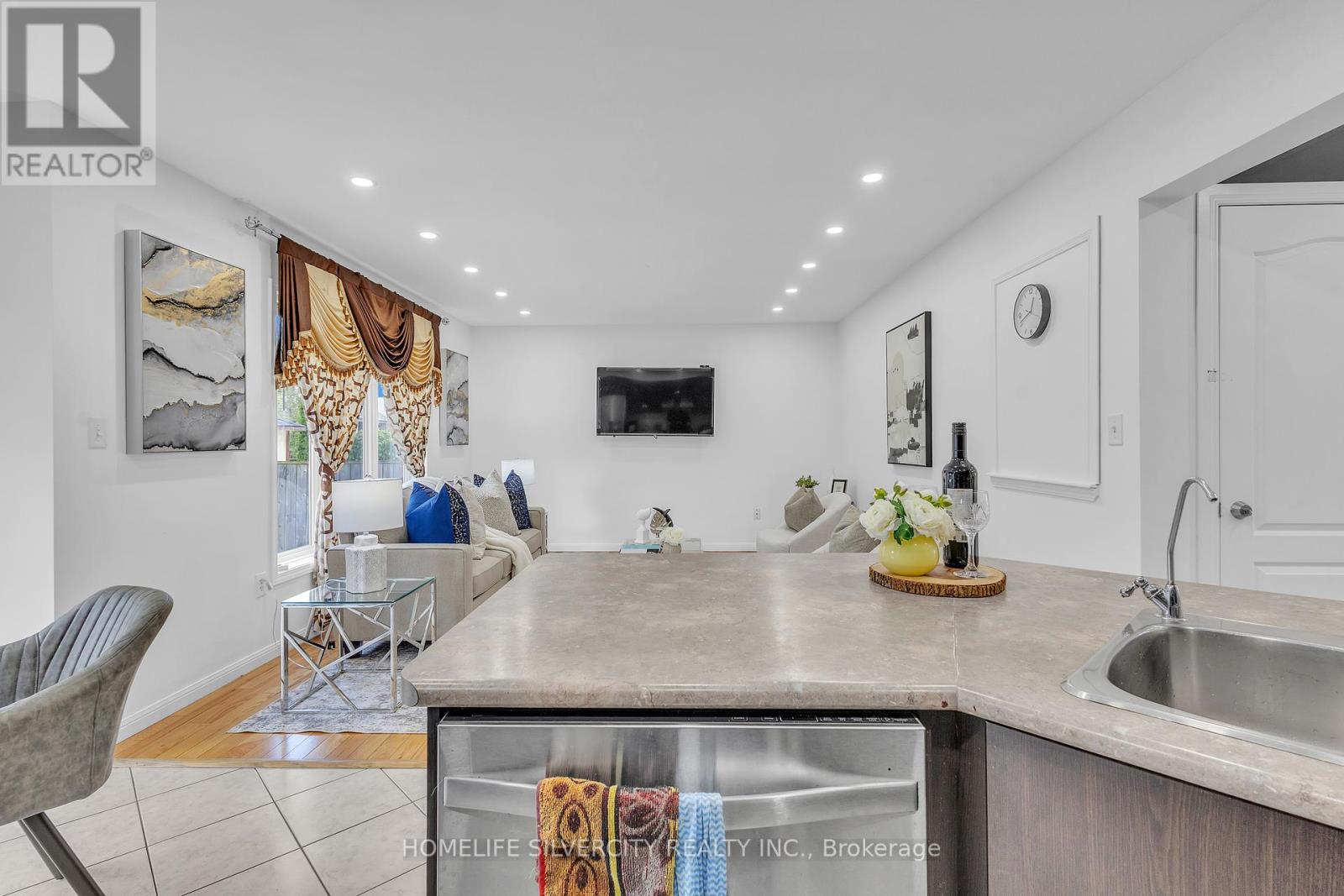 Photo 16 of 28 Silverthorne Drive, Cambridge ON