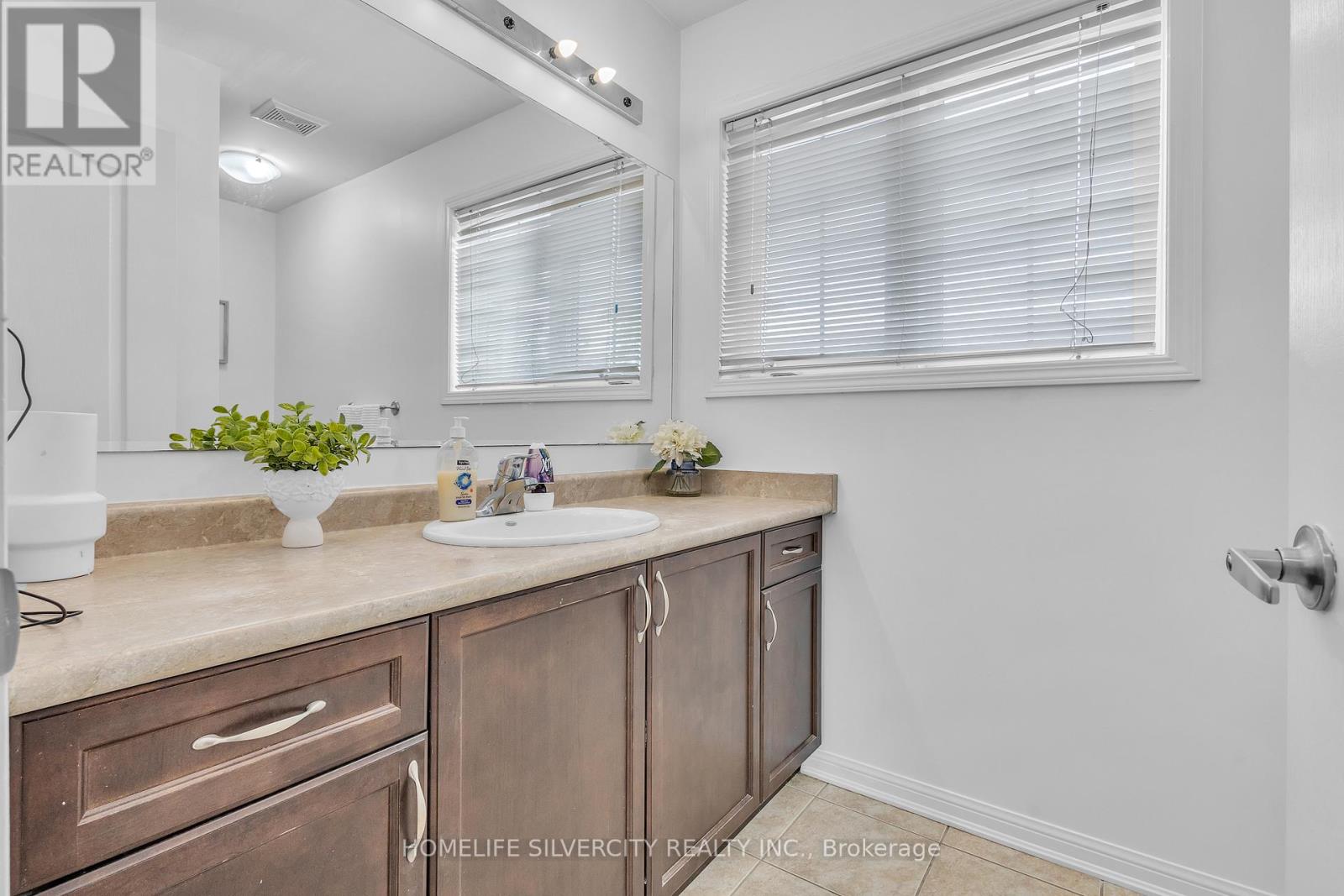 Photo 32 of 28 Silverthorne Drive, Cambridge ON
