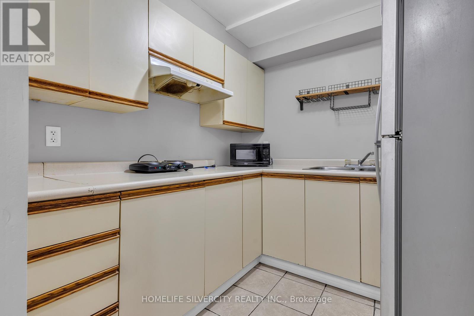 Photo 42 of 28 Silverthorne Drive, Cambridge ON