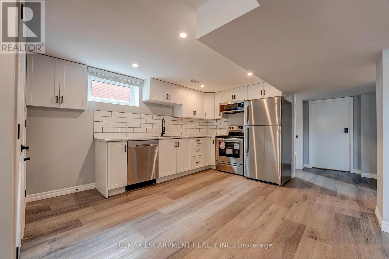 Photo 14 of 2 Lower 326 East 42nd Street, Hamilton ON