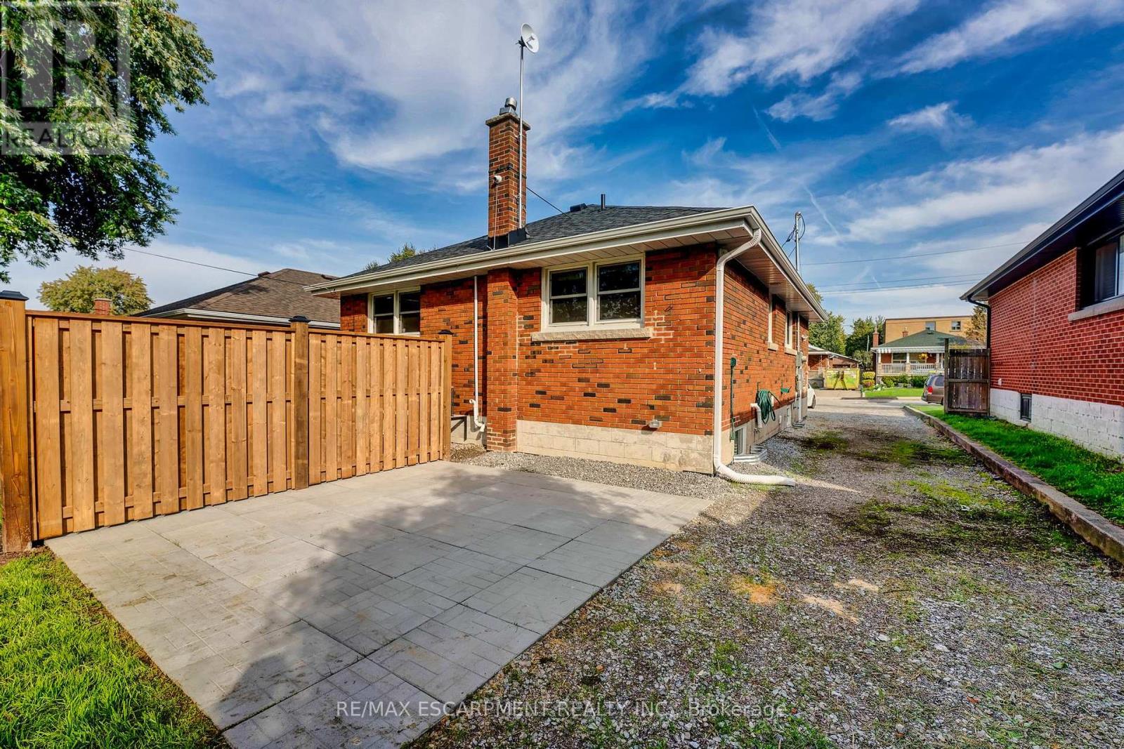 Photo 23 of 2 Lower 326 East 42nd Street, Hamilton ON