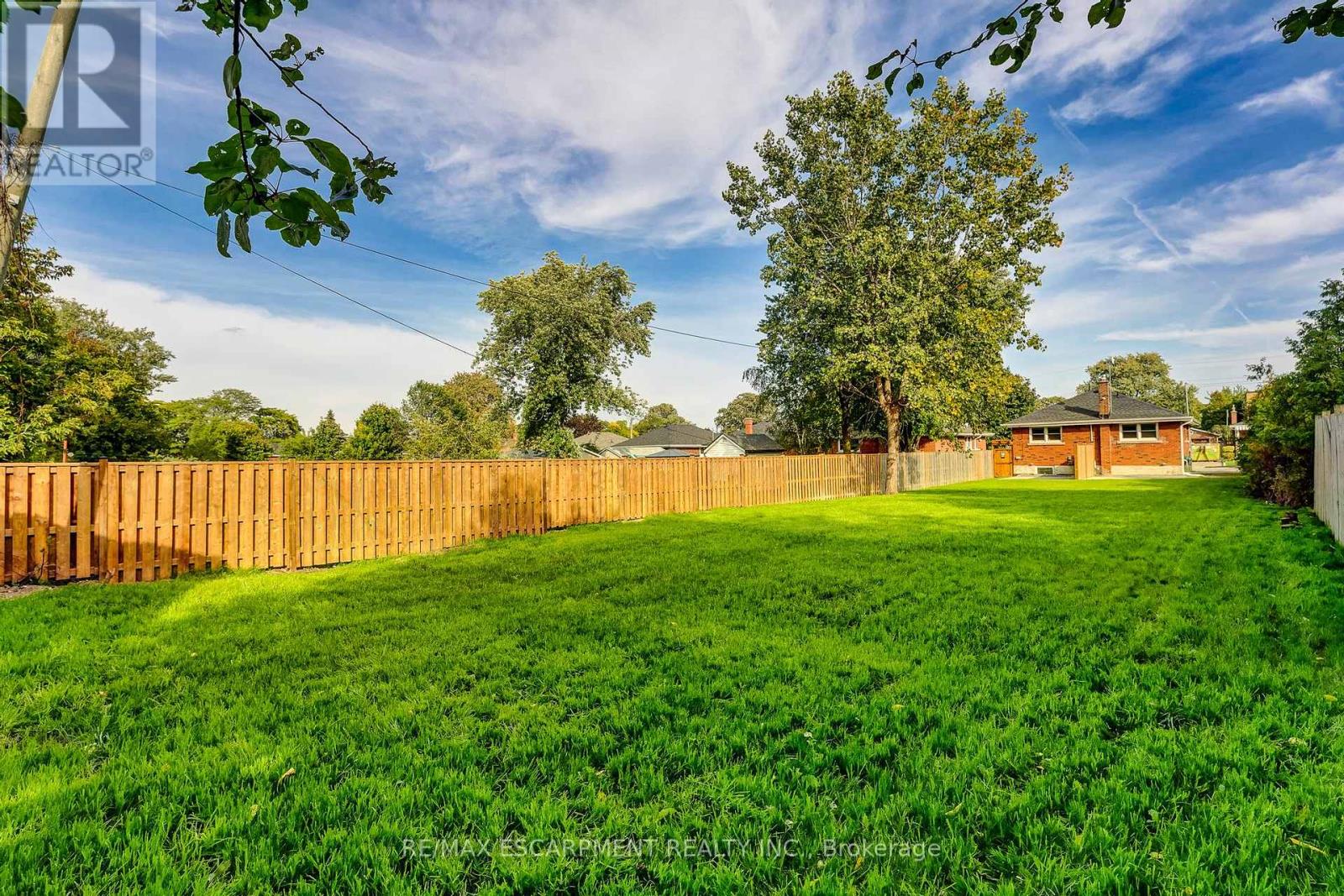 Photo 24 of 2 Lower 326 East 42nd Street, Hamilton ON