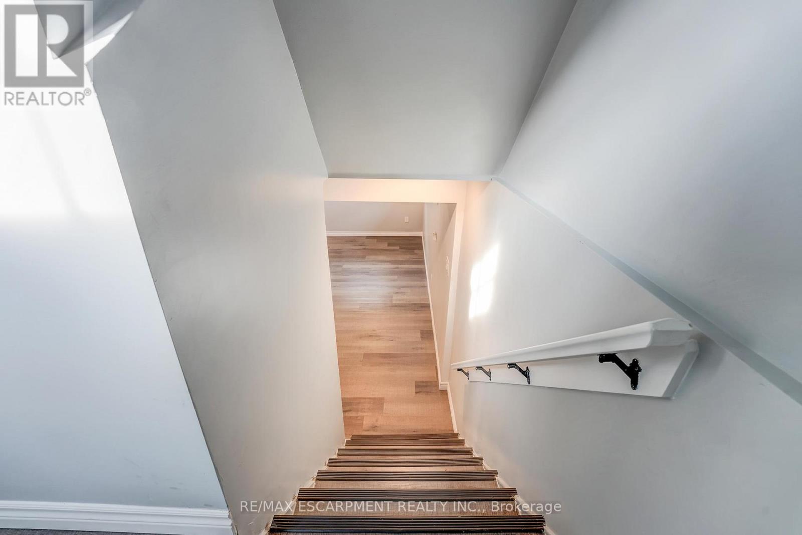 Photo 7 of 2 Lower 326 East 42nd Street, Hamilton ON