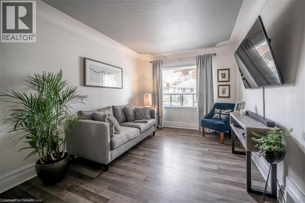 Photo 3 of 154 Cameron Avenue N, Hamilton ON