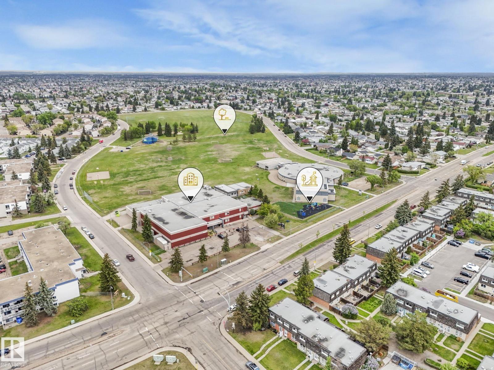 Photo 2 of 15119 86 St Nw, Edmonton AB