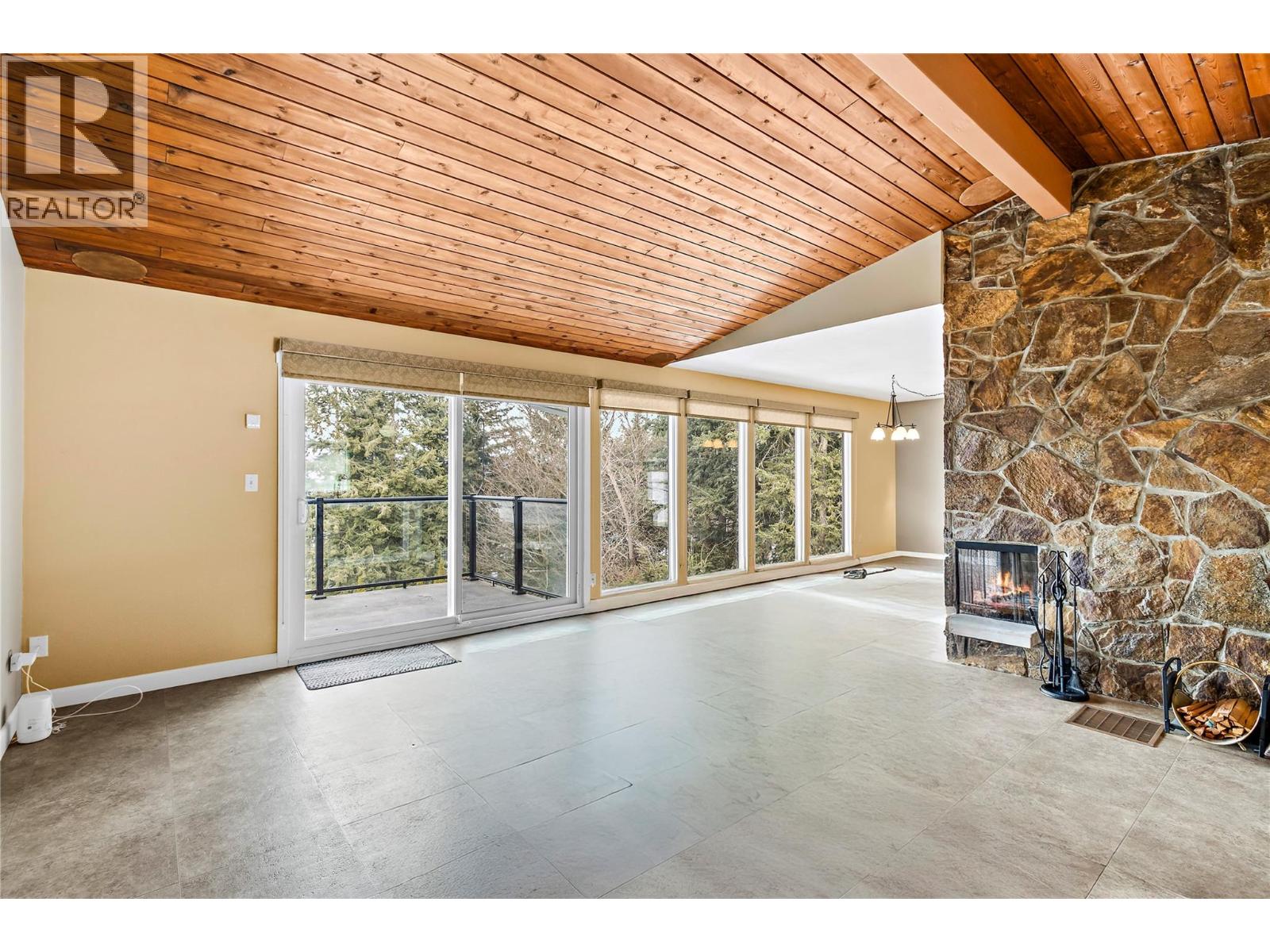 Photo 10 of 1681 12 Avenue Se, Salmon Arm BC
