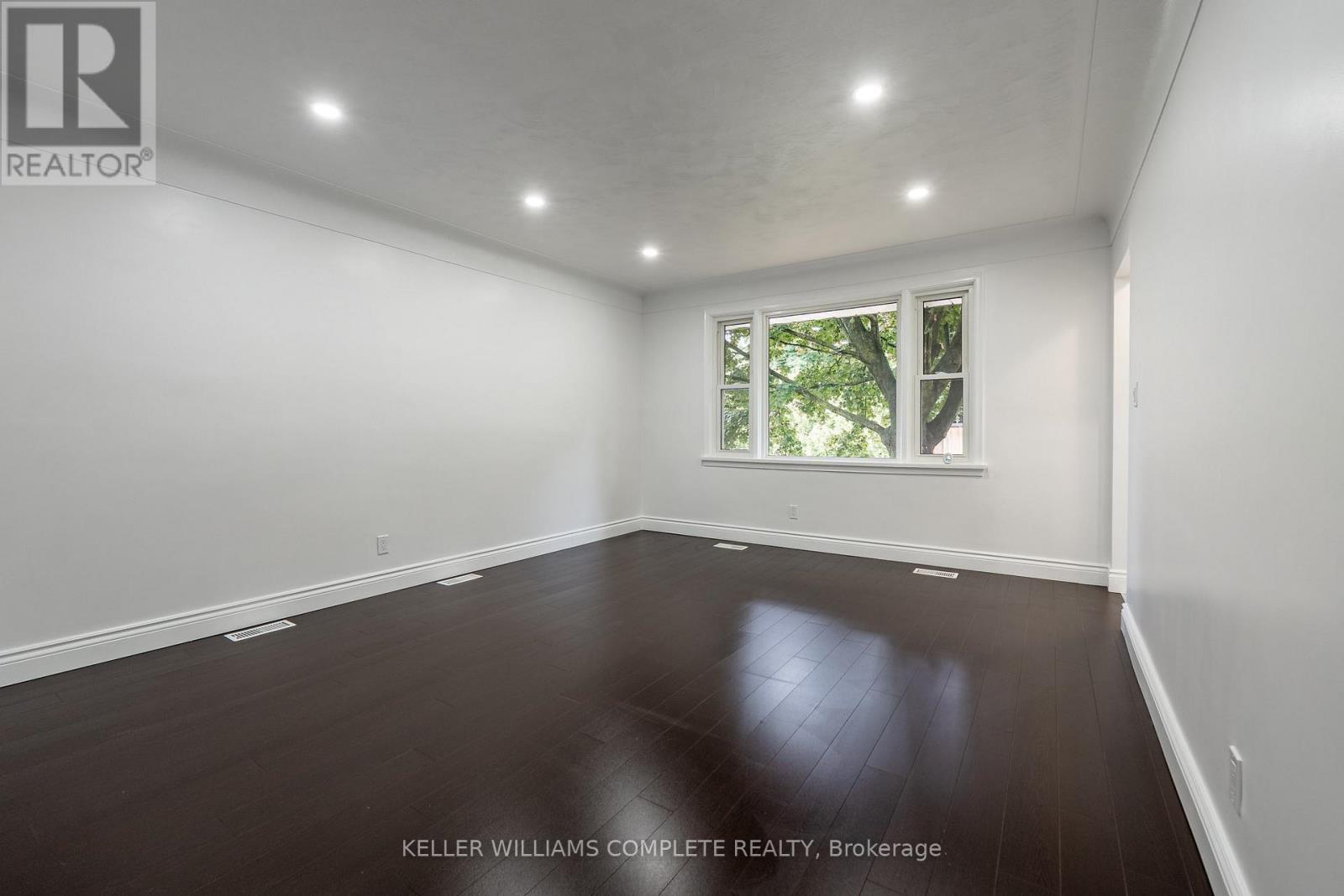Photo 11 of 1392 Royal Drive, Burlington ON