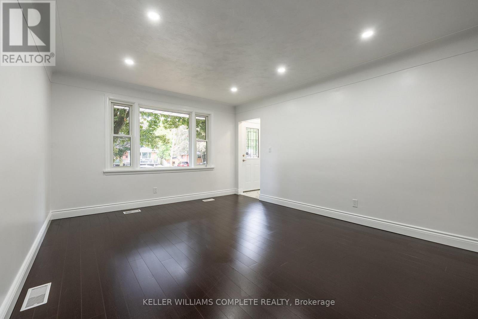 Photo 13 of 1392 Royal Drive, Burlington ON