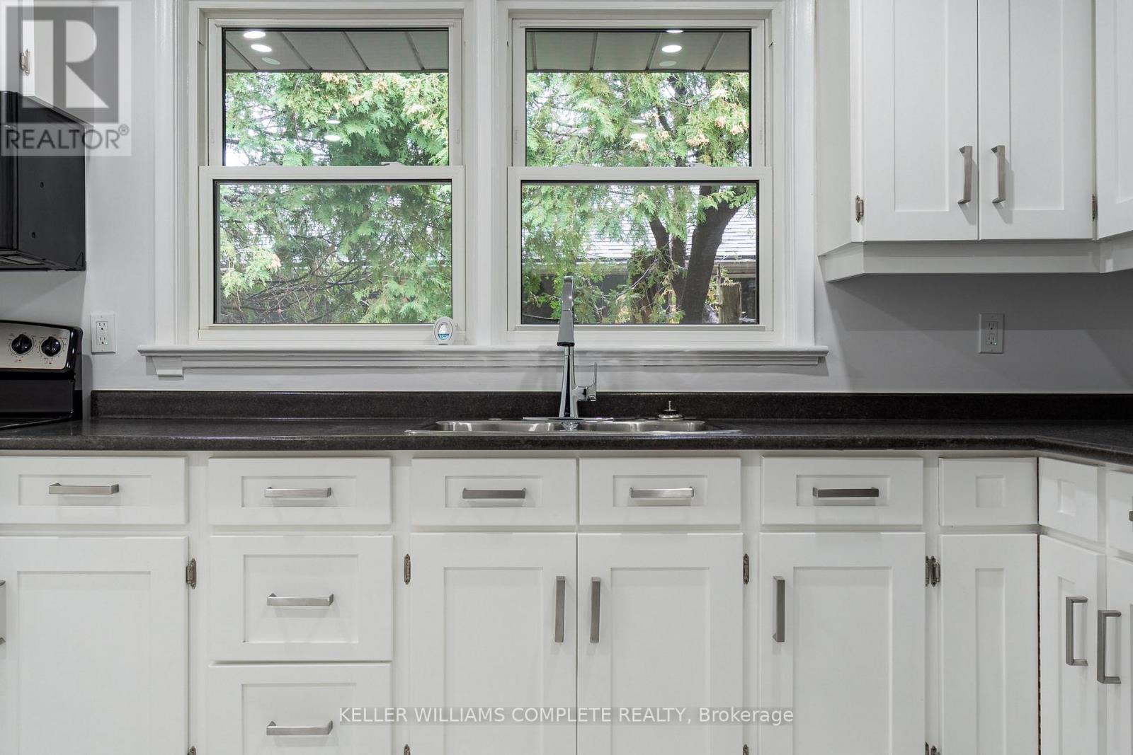 Photo 16 of 1392 Royal Drive, Burlington ON