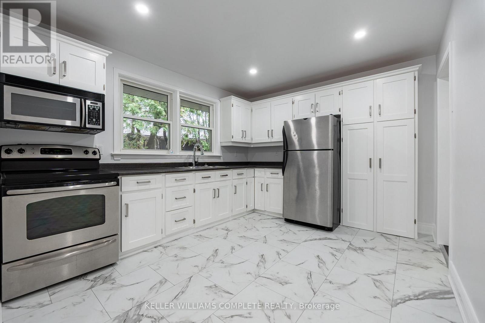 Photo 17 of 1392 Royal Drive, Burlington ON