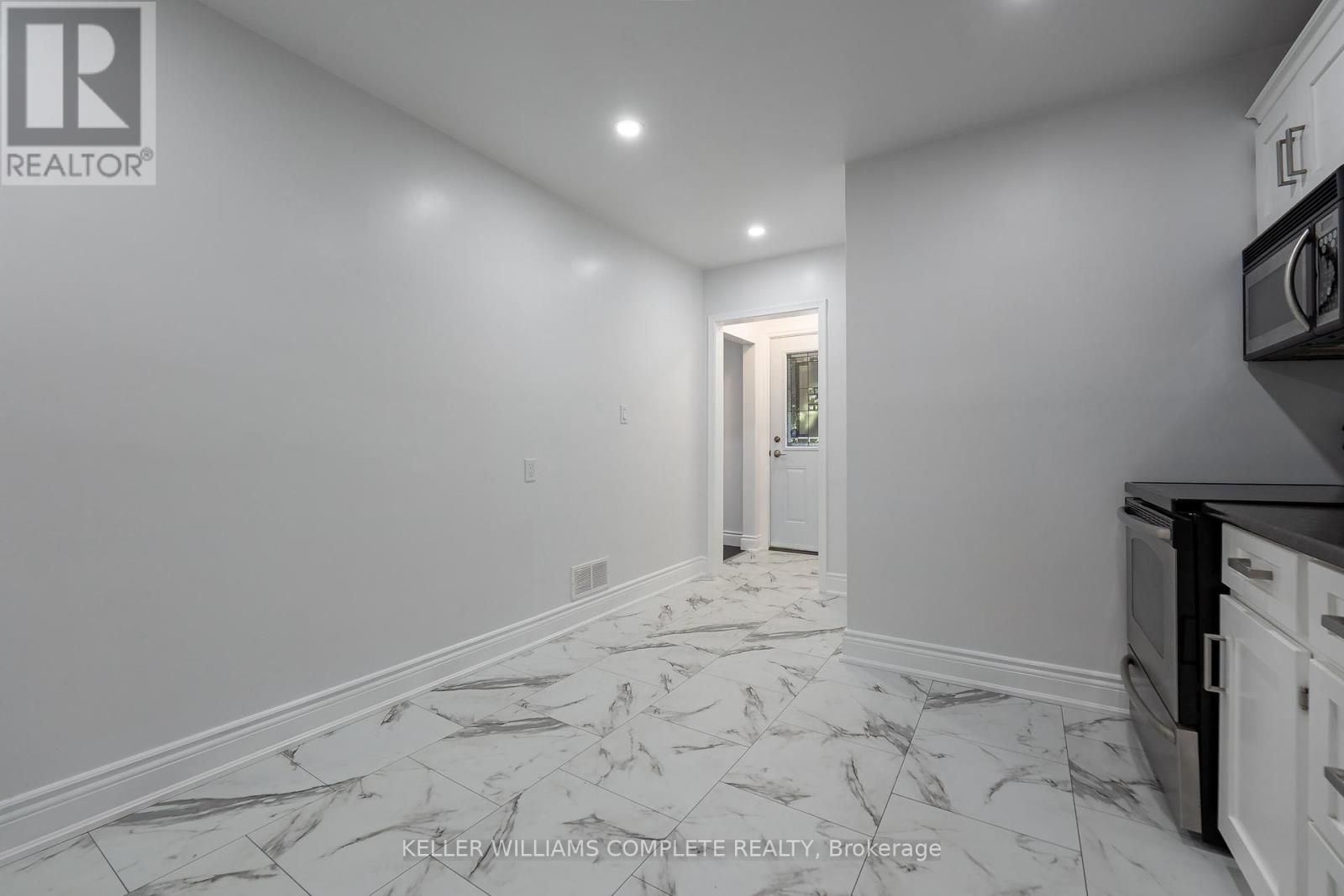 Photo 19 of 1392 Royal Drive, Burlington ON
