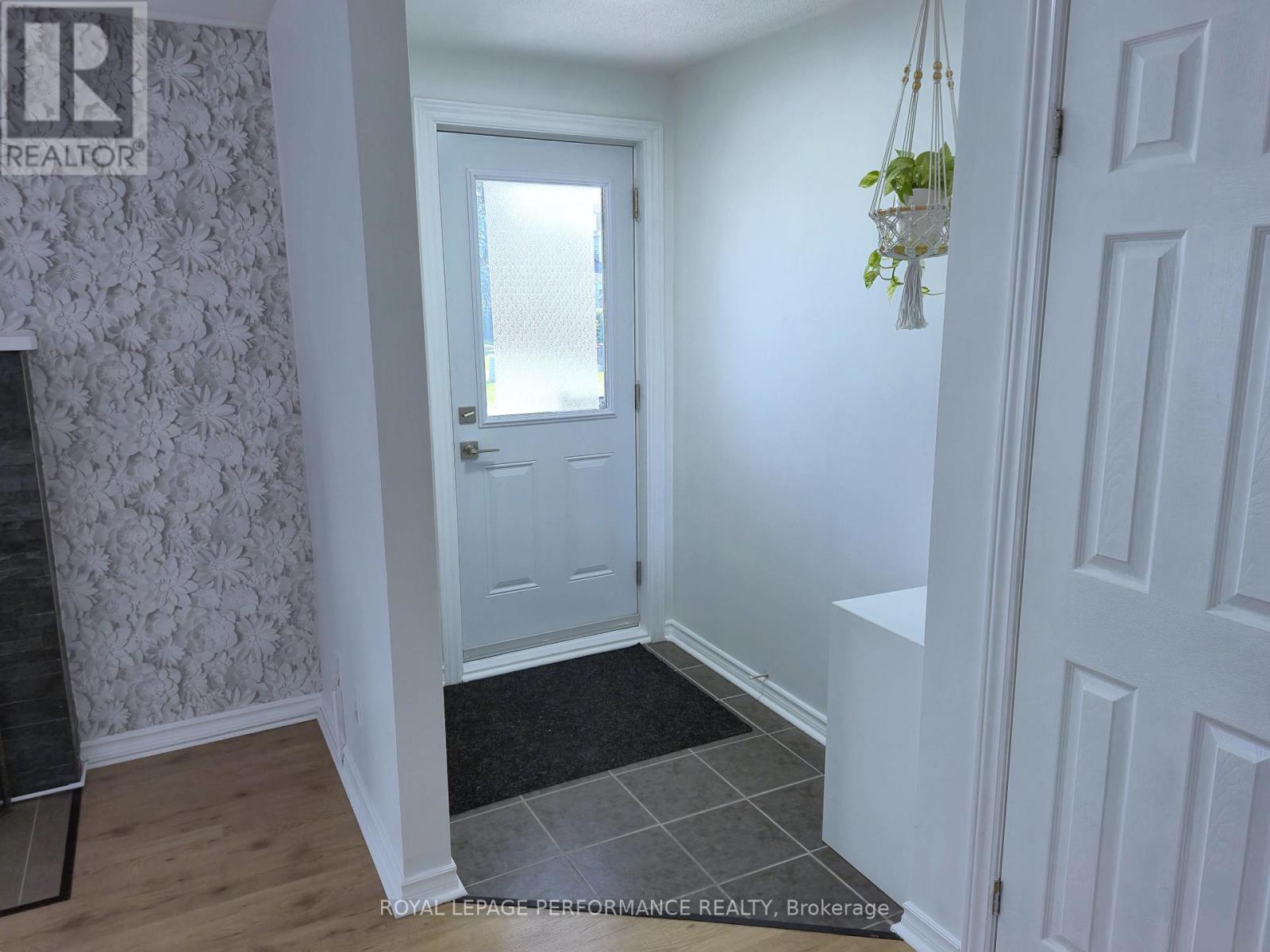 Photo 4 of 44 A 802 St Andre Drive, Ottawa ON