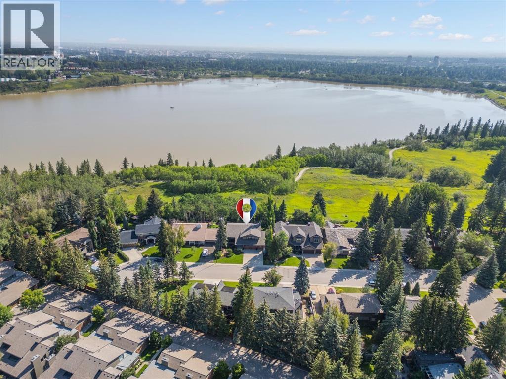 Photo 2 of 36 Baycrest Place Sw, Calgary AB