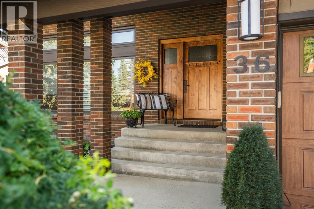 Photo 5 of 36 Baycrest Place Sw, Calgary AB