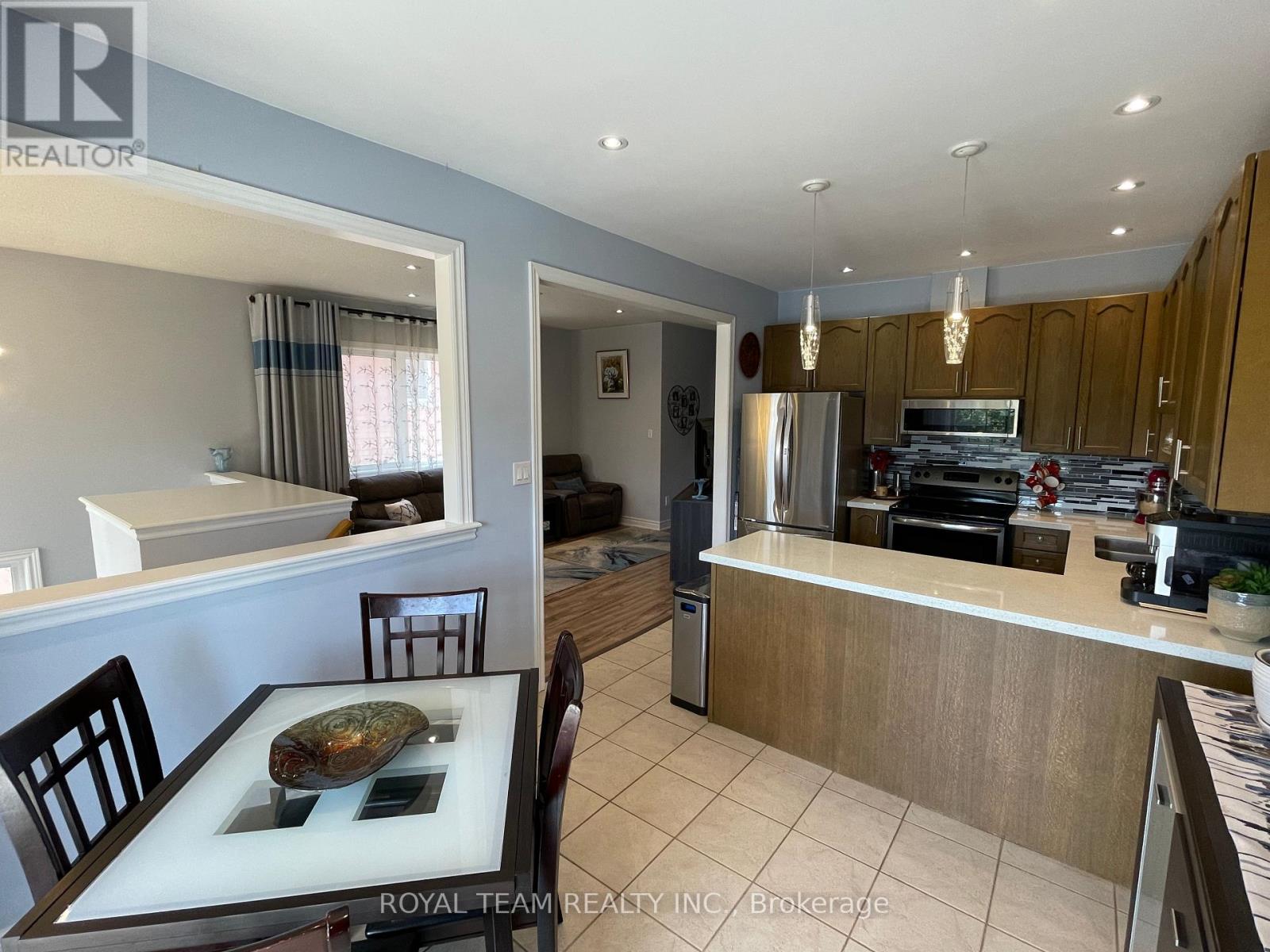 Photo 11 of 66 Canyon Gate Crescent, Vaughan ON