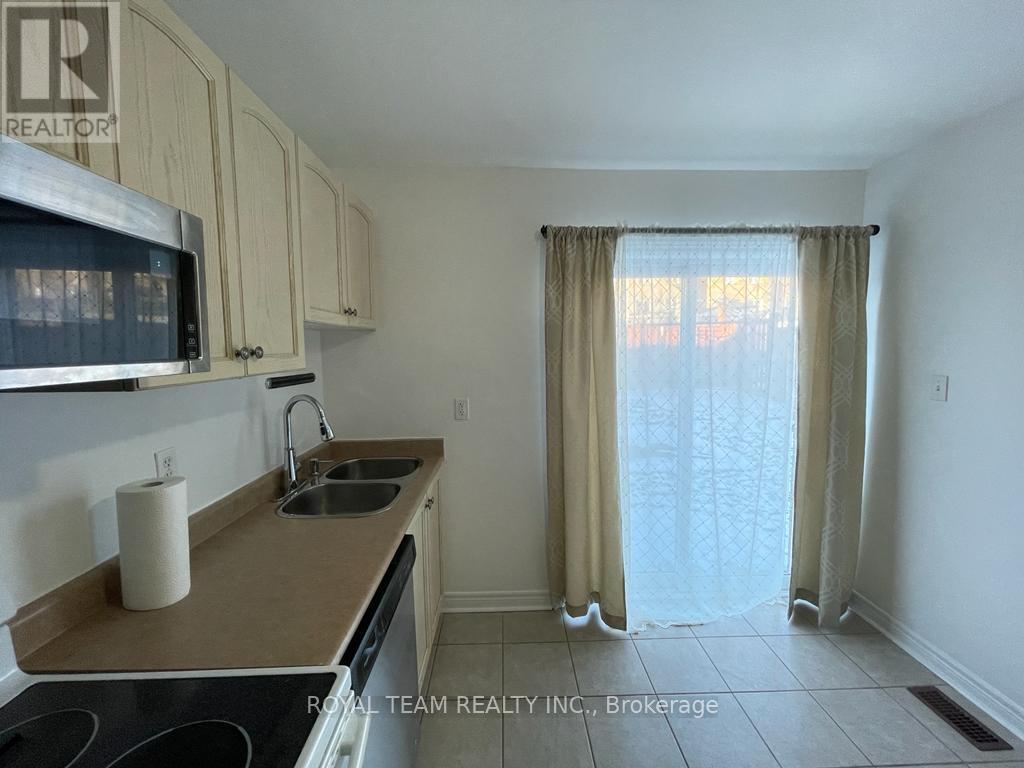 Photo 23 of 66 Canyon Gate Crescent, Vaughan ON