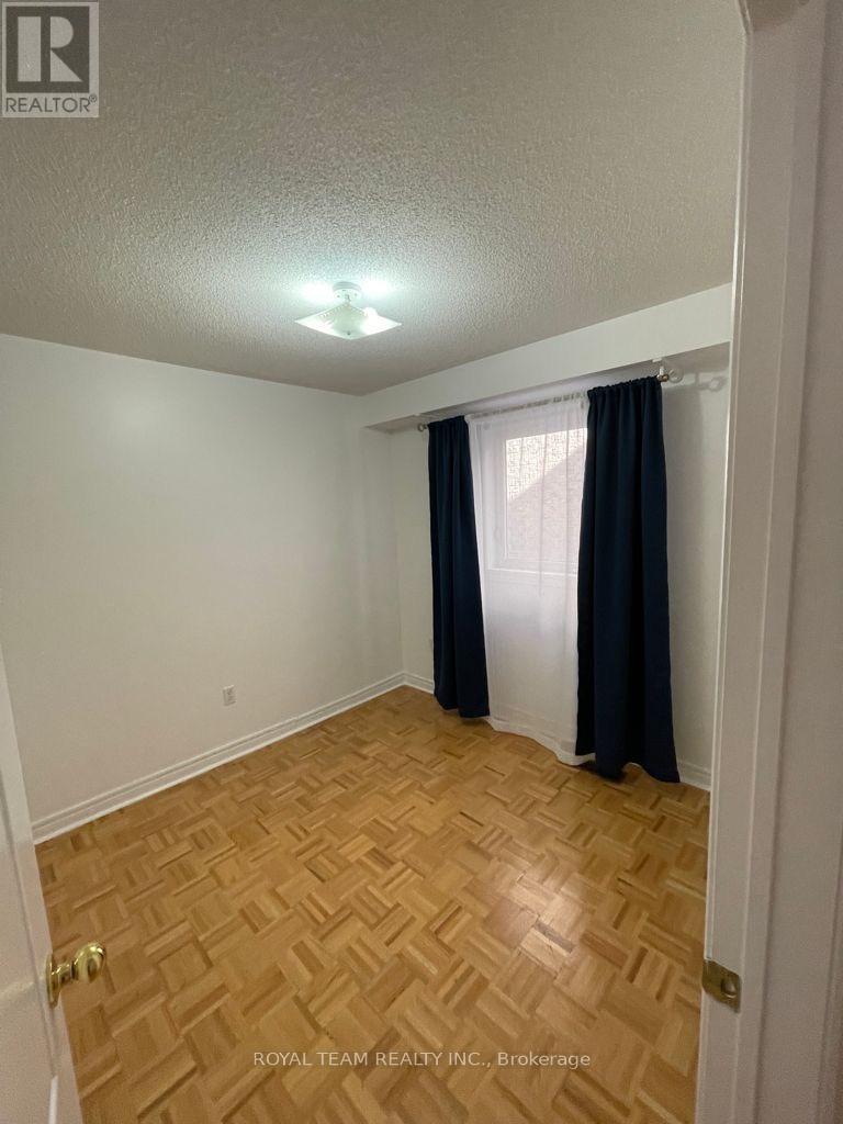 Photo 25 of 66 Canyon Gate Crescent, Vaughan ON