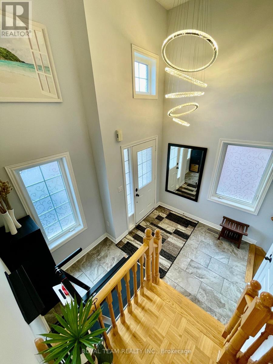 Photo 3 of 66 Canyon Gate Crescent, Vaughan ON